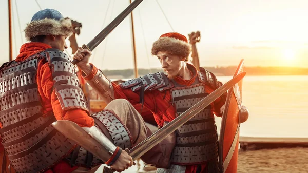 Savaş kılıç ve kalkanlar ile iki ortaçağ şövalyeler. Savaş gemisi — Stok fotoğraf