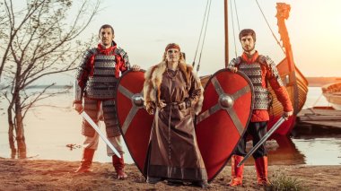Slav Prenses ve kılıç ve kalkanlar üzerinde iki savaşçı 
