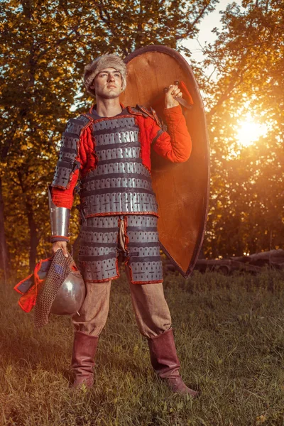 Bravo guerreiro eslavo com escudo no fundo da floresta de verão — Fotografia de Stock