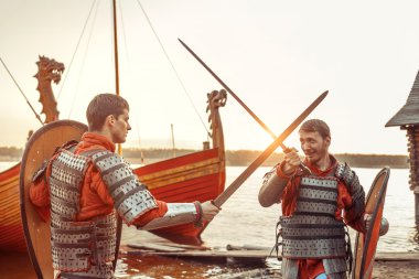 İki Kuzey savaşçı kılıç ve kalkanlar Muharebesi. 