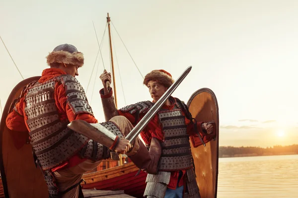 Kampf zweier Krieger aus dem Norden mit Schwertern und Schilden. — Stockfoto
