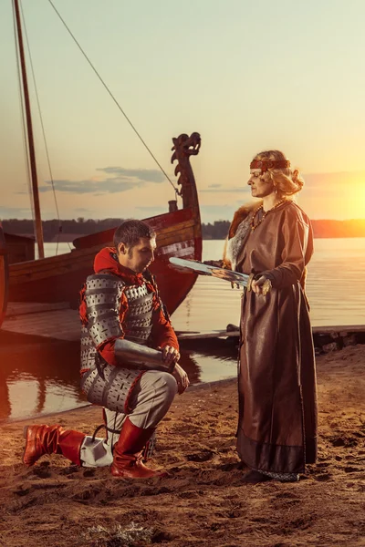 Princesa do Norte está dando uma espada para o guerreiro . — Fotografia de Stock