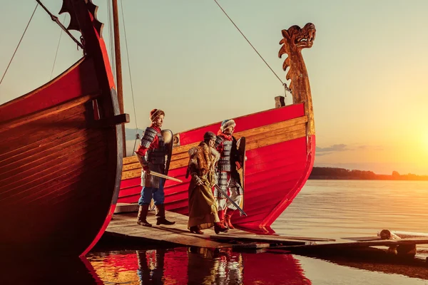 Kuzey Prenses ve iki savaşçı kılıç yelken üzerinde verilen arka plan. — Stok fotoğraf
