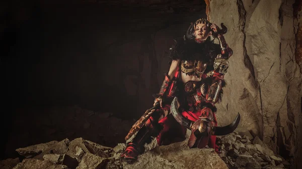 Mulher bonita guerreira vestida de armadura de aço está segurando um machado — Fotografia de Stock