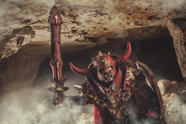 Zindan backgrou ağır zırh güçlü Knight saldırı