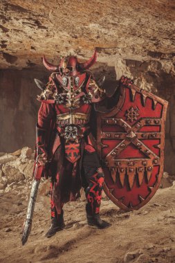 Kılıç ve kalkan üzerinde ağır zırh güçlü şövalye 