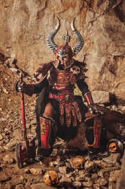 Ağır zırh balta ile güçlü şövalye