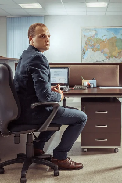 Portret van de Kaukasische zakenman zitten aan de tafel in van — Stockfoto