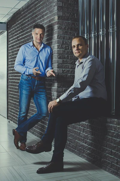 Dois empresários estão a falar num corredor meio escuro. . — Fotografia de Stock
