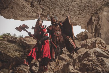 Çift eksenli zırh şövalyeler. Catacombs adam üzerinde