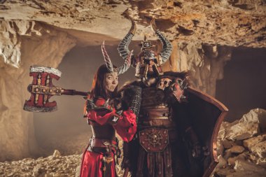 Çift eksenli zırh şövalyeler. Catacombs adam üzerinde