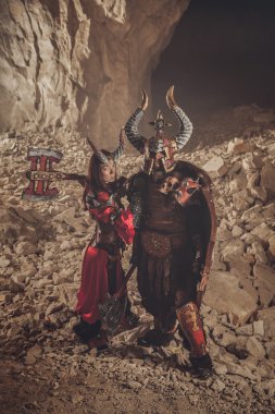 Çift eksenli zırh şövalyeler. Catacombs adam üzerinde