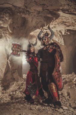 Çift eksenli zırh şövalyeler. Catacombs adam üzerinde