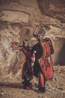 Çift eksenli zırh şövalyeler. Catacombs adam üzerinde