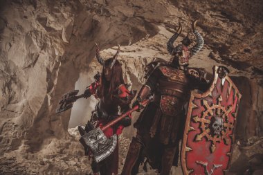 Çift eksenli zırh şövalyeler. Catacombs adam üzerinde