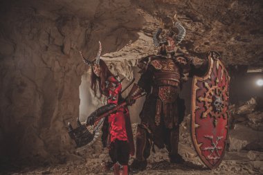 Çift eksenli zırh şövalyeler. Catacombs adam üzerinde