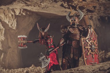 Çift eksenli zırh şövalyeler. Catacombs adam üzerinde