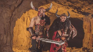 Vikingler iki kılıç zırh. Catacombs backgro üzerinde