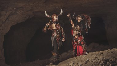 Vikingler iki kılıç zırh. Catacombs backgro üzerinde