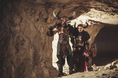 Vikingler iki kılıç zırh. Catacombs backgro üzerinde