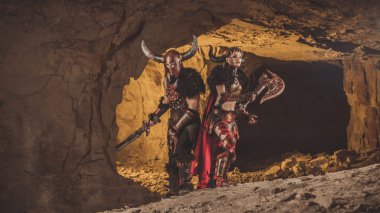 Vikingler iki kılıç zırh. Catacombs backgro üzerinde