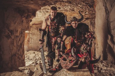 Çift kılıç ve balta ile zırh şövalyeler. Yeraltı mezarlığı üzerinde 