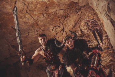 Çift eksenli zırh şövalyeler. Catacombs adam üzerinde