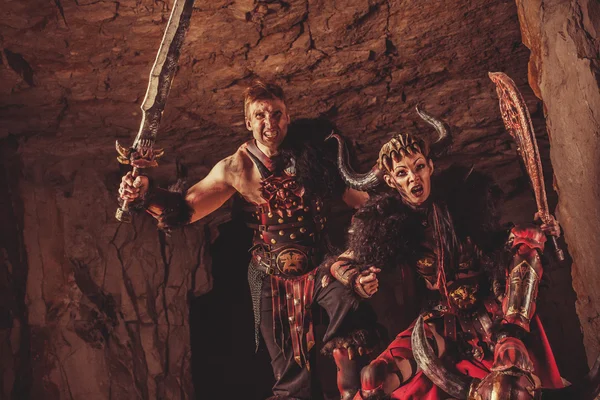 Attaque de chevaliers en armure avec épée et haches. Catacombes sur la — Photo