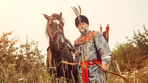 Середньовічні дворянин з лука в одну руку і кінь ремінь в ot — стокове фото