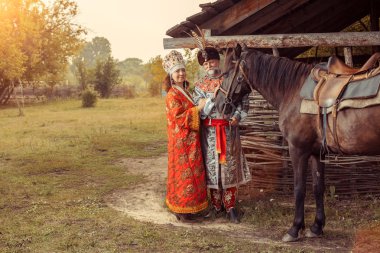 Kral ve Kraliçe Ortaçağ elbiseleri giymiş ile bekliyoruz
