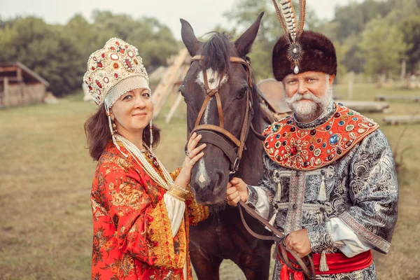 Re e Regina vestiti in abiti medievali sono in piedi con il — Foto Stock