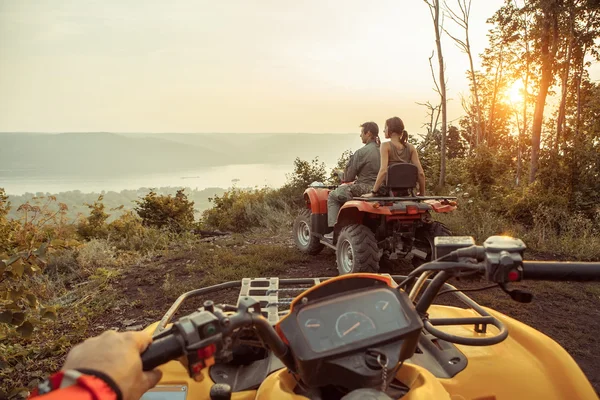 Hermosa pareja está viendo el atardecer desde la montaña sittin —  Fotos de Stock