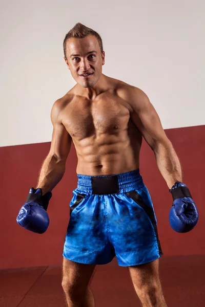 强大的侵略性拳击手展示他的肌肉. — 图库照片