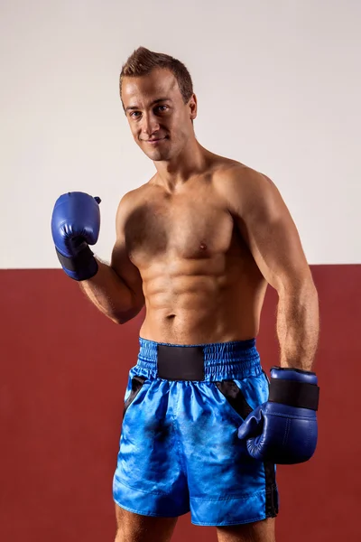 强大的微笑拳击手展示他的肌肉. — 图库照片