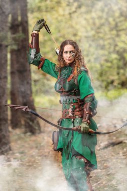 Elf kadın yeşil deri zırh yay ve ok ile