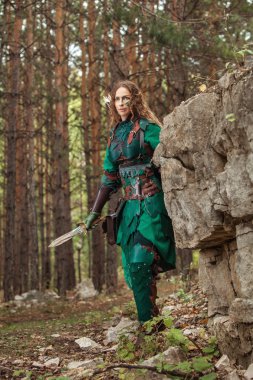 Elf kadın yeşil deri zırh kılıç ile