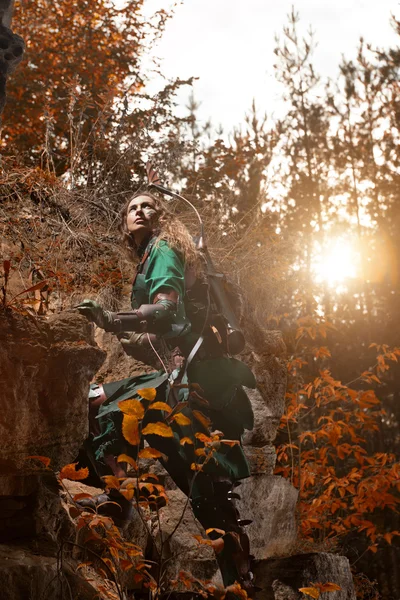 Elf γυναίκα σε πράσινο δέρμα πανοπλία με το τόξο — Φωτογραφία Αρχείου