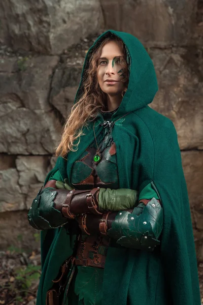 Yeşil deri zırh Elf kadın portresi — Stok fotoğraf