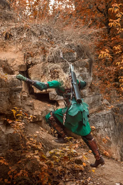 Elfo mulher em armadura de couro verde com o arco — Fotografia de Stock