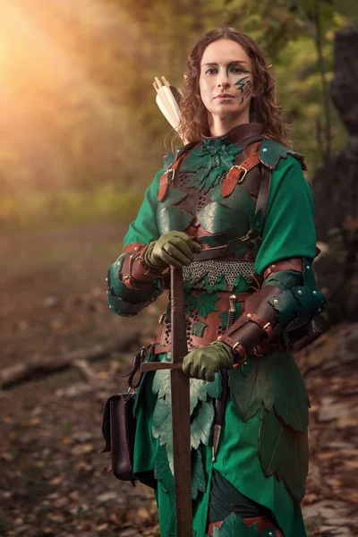 Elf vrouw in groene lederen harnas met het zwaard — Stockfoto