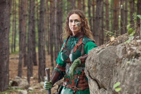 Elfe femme en cuir vert armure avec l'épée — Photo