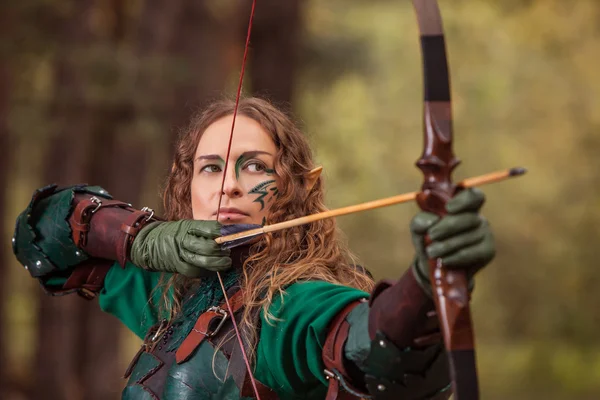 Elf kadın hedefleyen — Stok fotoğraf