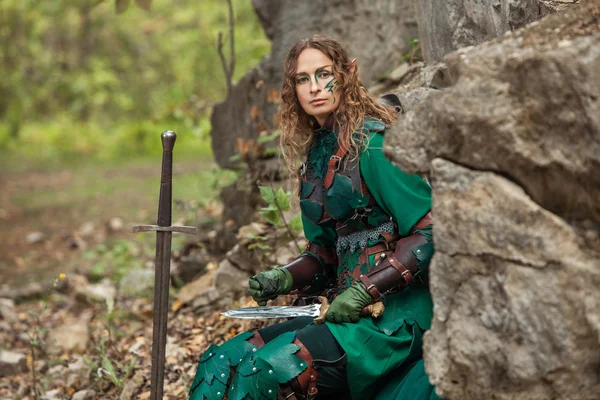 Donna elfo in armatura di pelle verde con il pugnale — Foto Stock