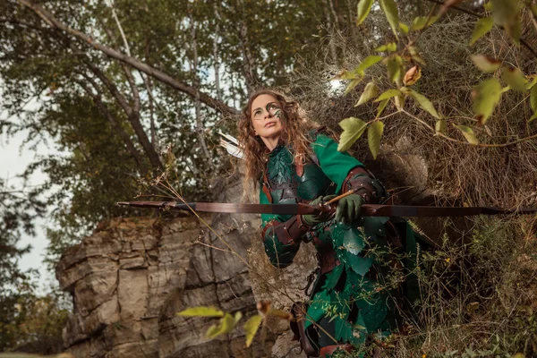 Elfo mulher em armadura de couro verde com o arco e flechas — Fotografia de Stock