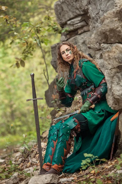 Elfo mujer en armadura de cuero verde con la daga —  Fotos de Stock
