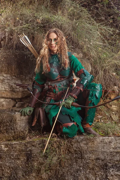 Elfe femme en cuir vert armure avec l'arc — Photo