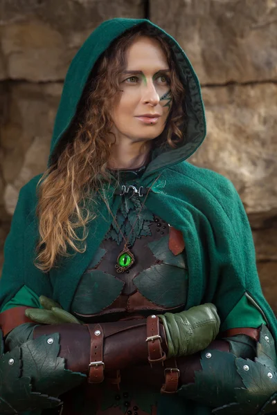 Portret van Elf vrouw in groene lederen harnas — Stockfoto