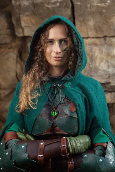 Portrait de femme elfe en armure cuir vert — Photo