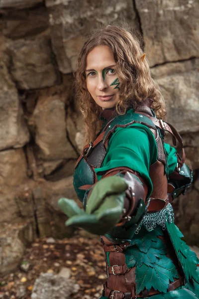 Elf woman in green leather armor is inviting you. — Stock Photo, Image