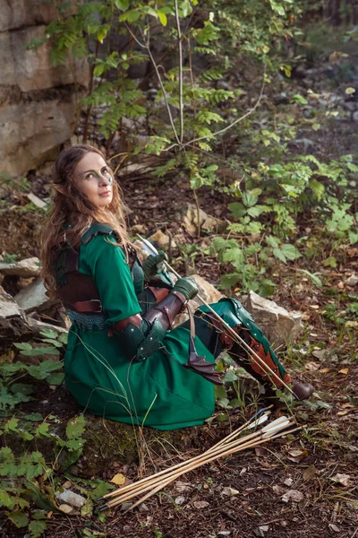 Elf γυναίκα σε πράσινο δέρμα πανοπλία με το τόξο — Φωτογραφία Αρχείου